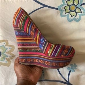 Multicolored size 7 wedged shoes